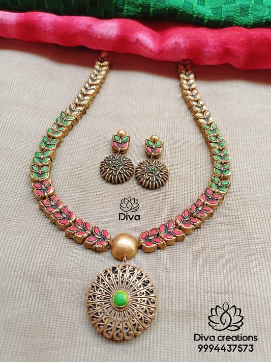 Red green leaf motif terracotta jewellery