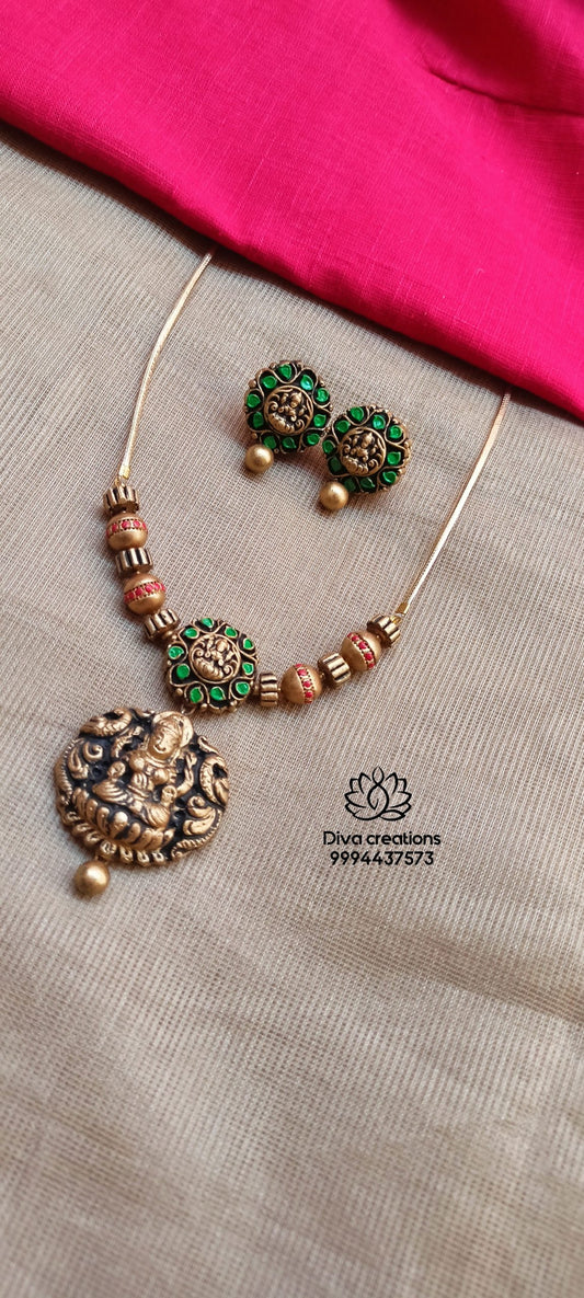 Red green  floral simple terracotta jewellery